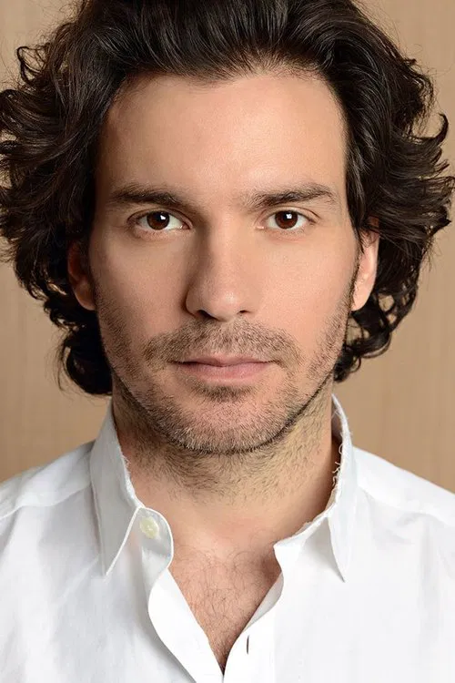 Photo of Santiago Cabrera