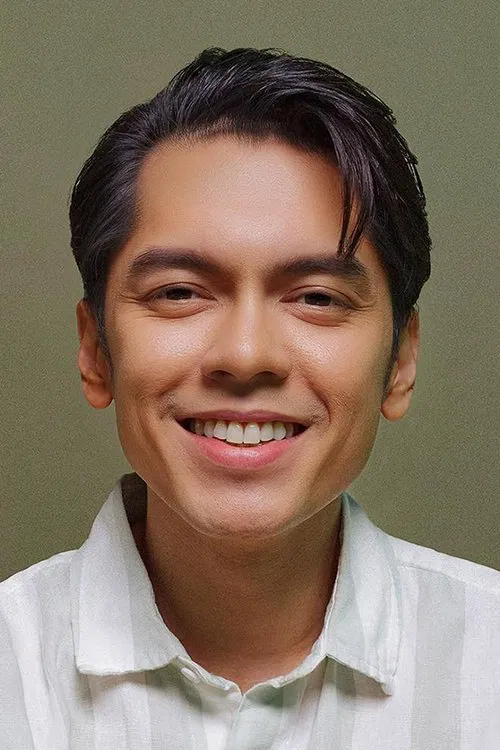 Photo of Carlo Aquino